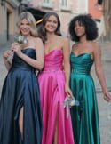 Vidéo: Robe de soirée longue avec encolure sans bretelles et tissu scintillant
