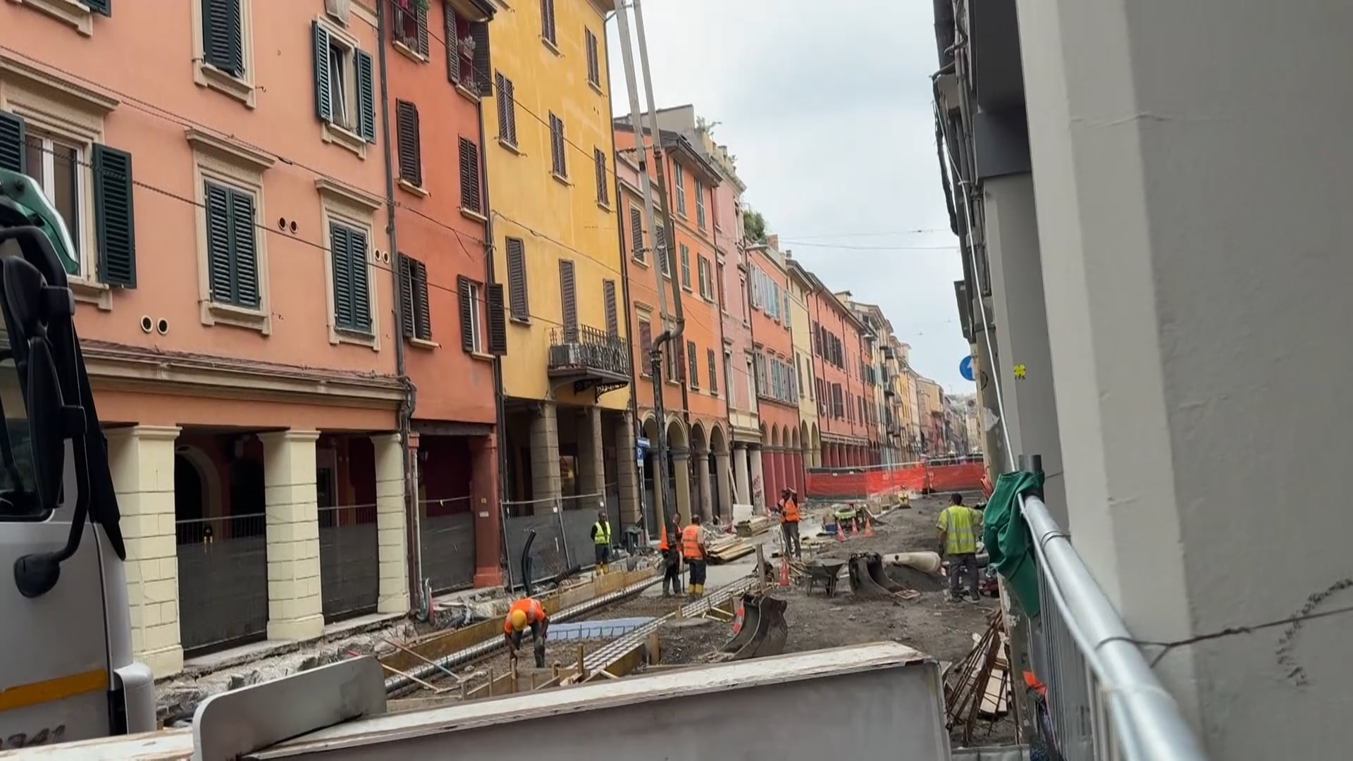 Tram via San Felice, il cantiere è in ritardo. La preoccupazione dei commercianti