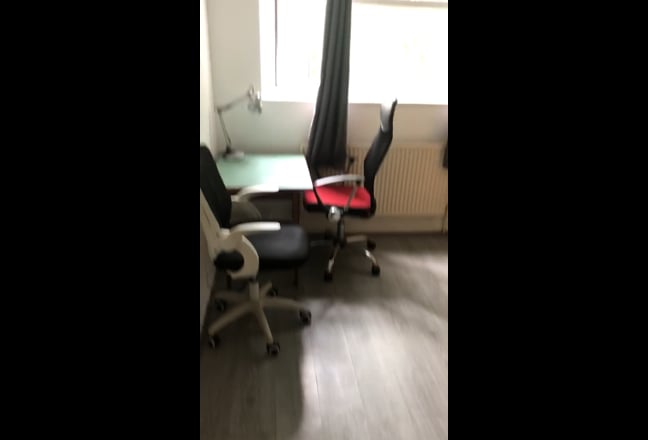 Cozy Room in Bow Main Photo