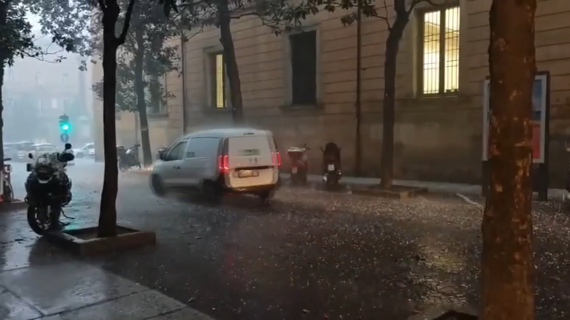Maltempo a Bologna: poggia intensa, grandine e alberi caduti