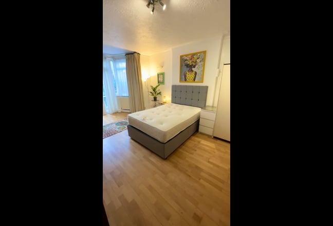 🏡 Extra Large Double Room in Hendon Central Main Photo
