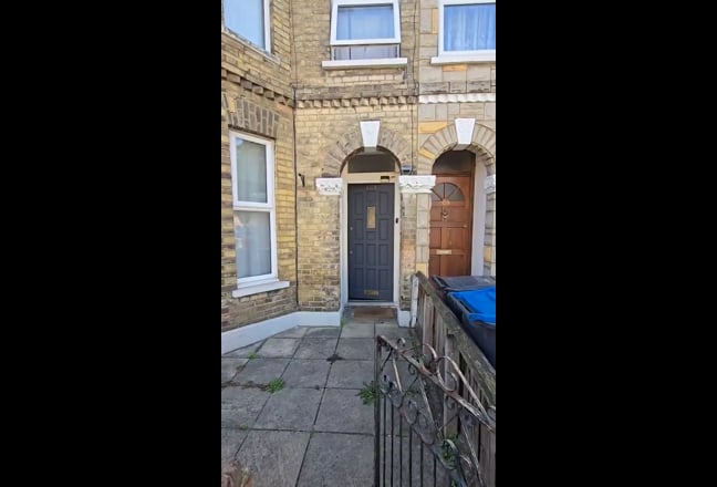 Spacious Double Room in a Clean House Main Photo