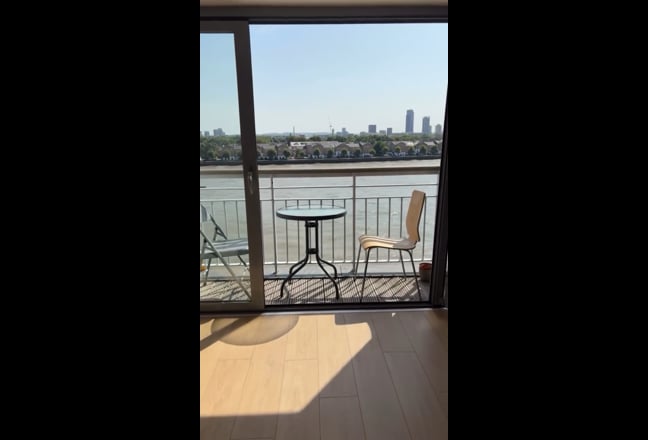 Huge En-Suite Room (E14 Area + Thames Views) Main Photo