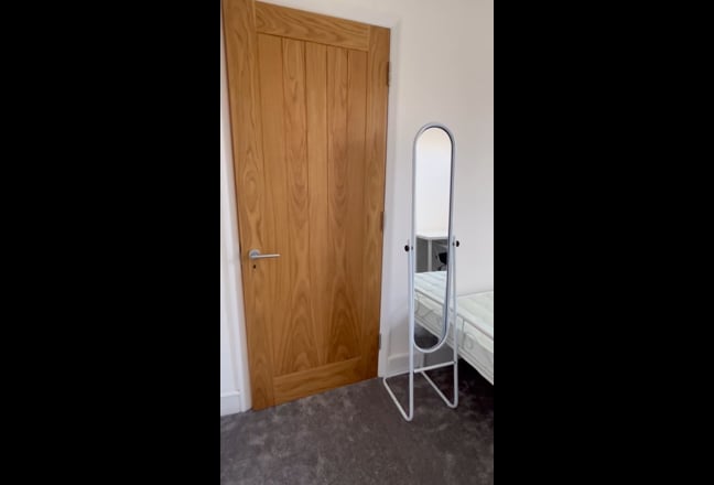 New furnished room with shared bathroom Main Photo