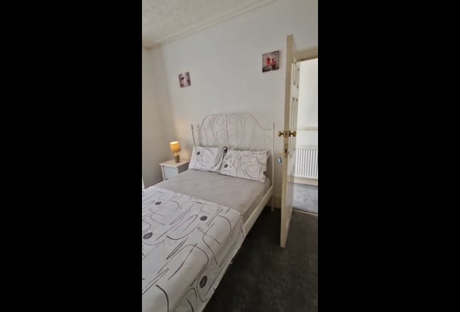 3 Spacious Rooms Available in a Refurbished 5-Bedr Main Photo