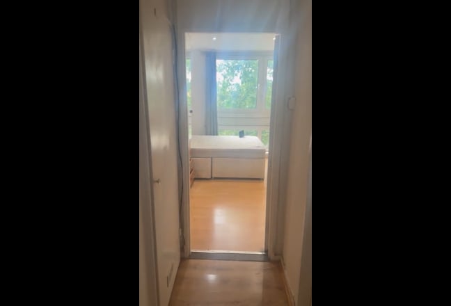 Room C available in W11, Ok for couple Main Photo