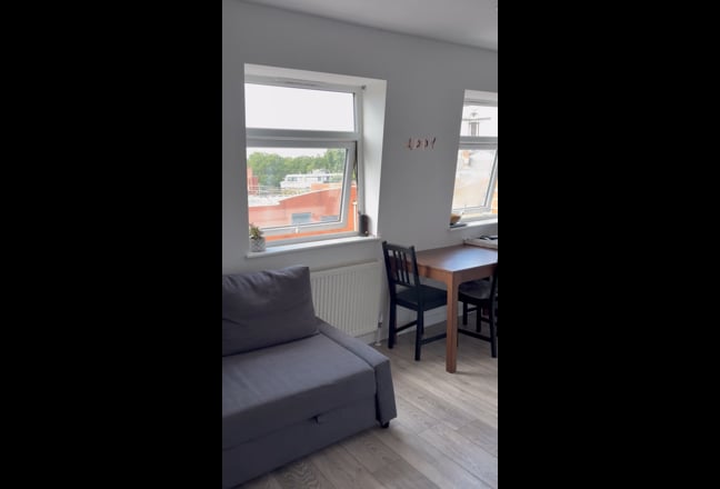 3 Bed and 2 Bathroom  Flat in great location  Main Photo