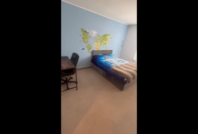 Large bedroom with jacuzzi bath Main Photo