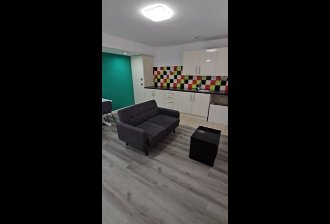 2 Bed Flat - Newly decorated Main Photo
