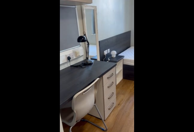 Video 1: Kitchenette & dining table/chairs