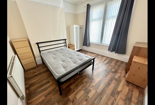 Large Double Bedroom available 6 bed house share  Main Photo