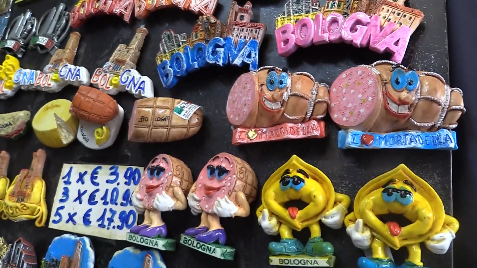 Che souvenir comprano i tanti turisti che visitano Bologna?