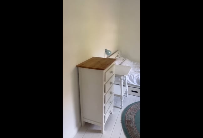 Single student room in chilled family house Main Photo