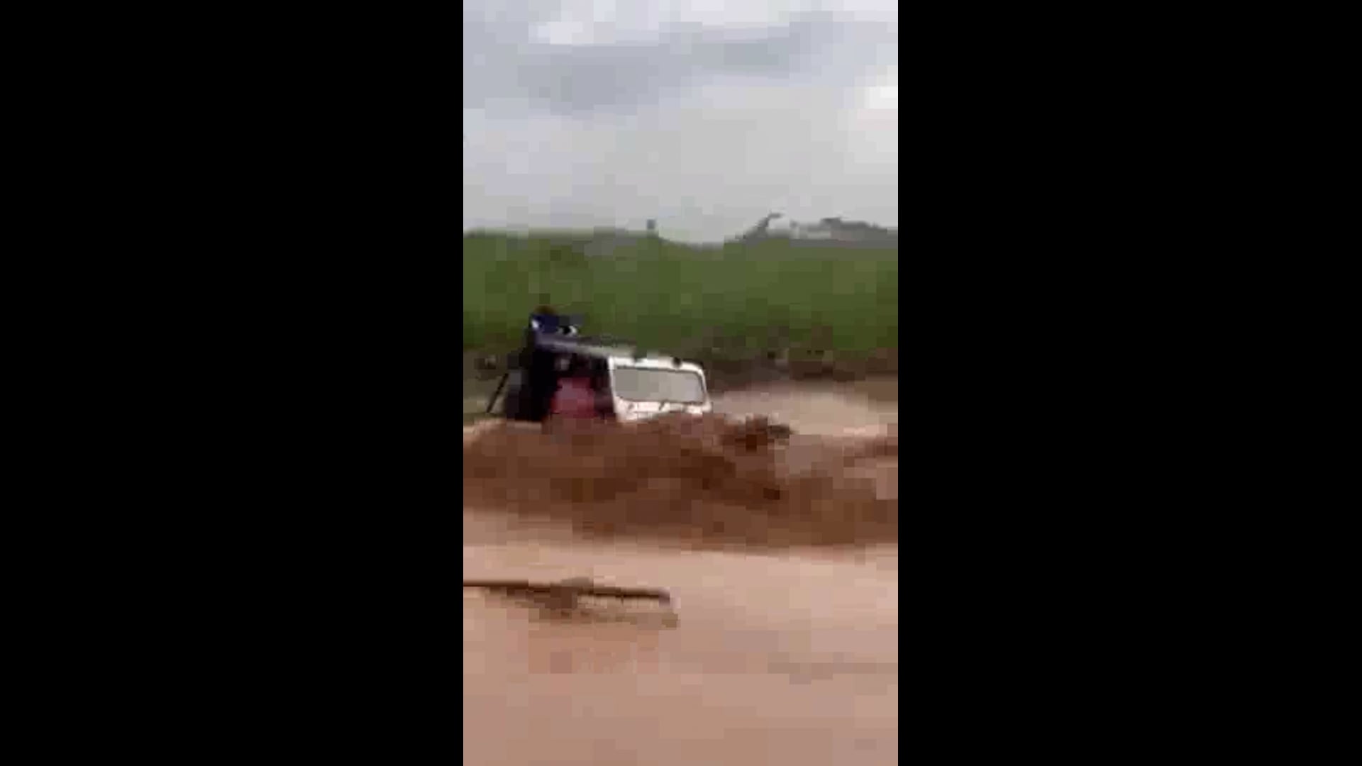 चंडीगढ़ – चंडीगढ़ में जयंती देवी नदी के पास एक जीप उस समय बाढ़ के पानी की तेज़ धारा में बह गई जब उसमें सवार लोग पानी में डूबी सड़क पार करने#politics