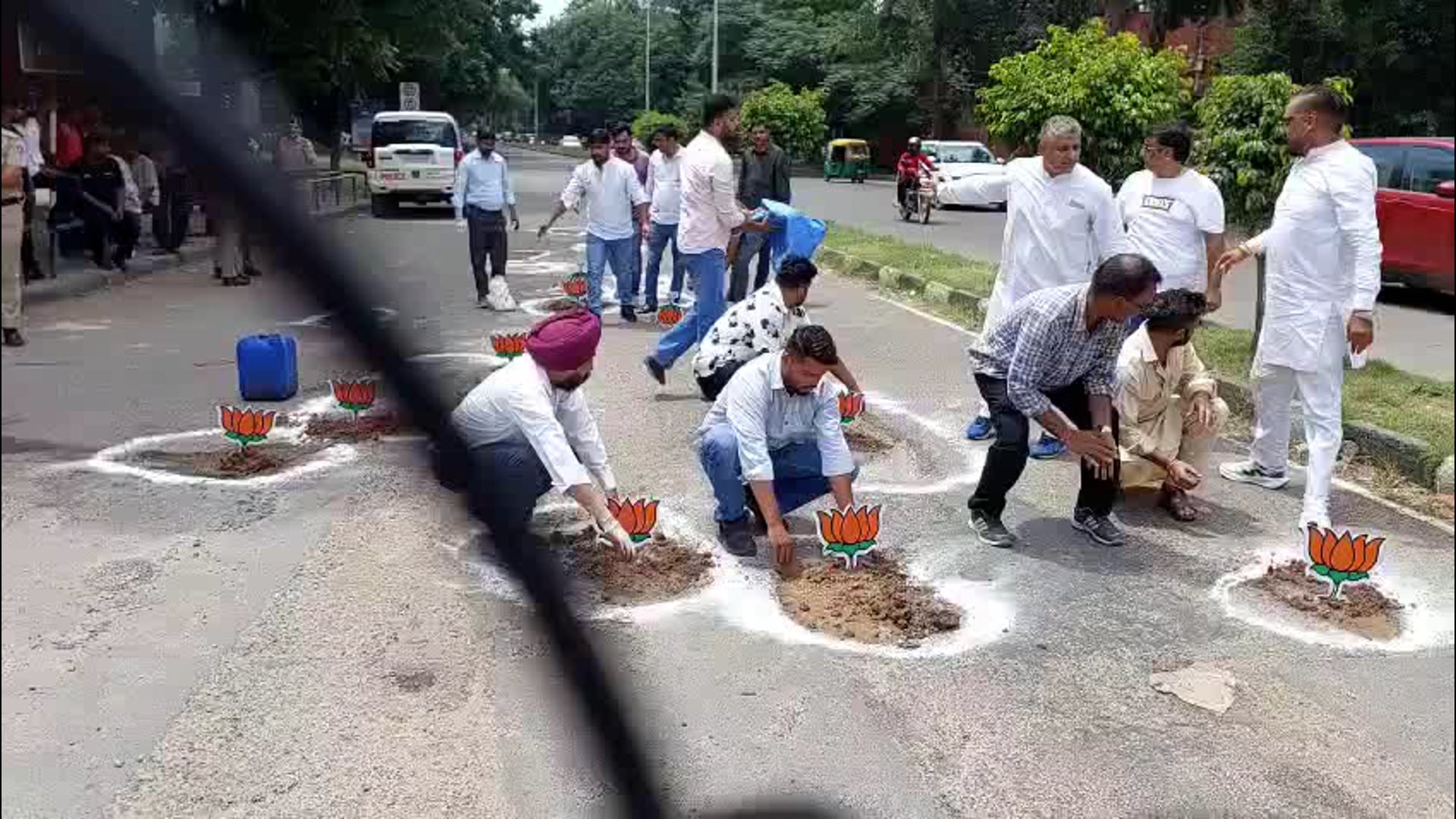 चंडीगढ़ – कांग्रेस कार्यकर्ताओं ने शहर की सड़कों की खराब हालत के खिलाफ एक अनोखा विरोध प्रदर्शन किया, गड्ढों को मिट्टी से भर दिया और उनमें भाजपा का चुनाव चिन्ह कमल के फूल लगाए। चंडीगढ़#politics