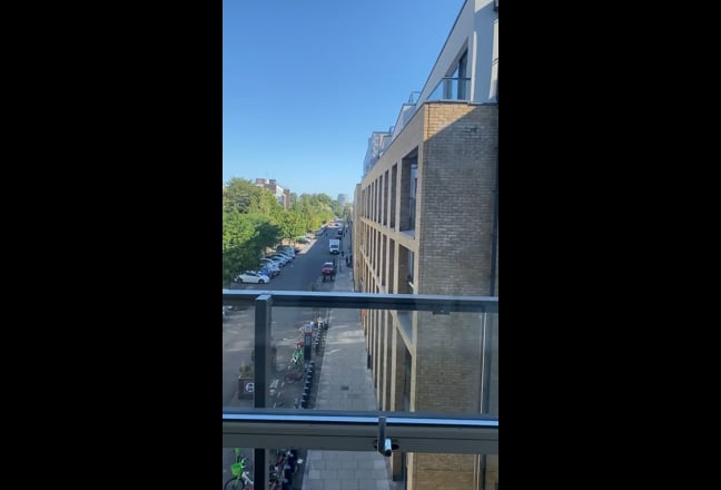 Spare room + private bath as 1 bed flat while away Main Photo