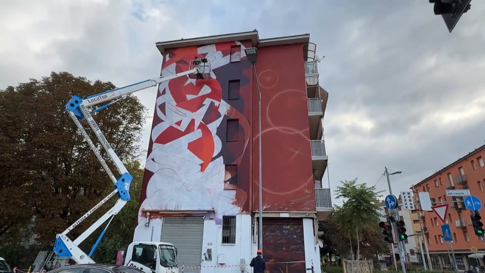 Restyling a un murales in San Donato