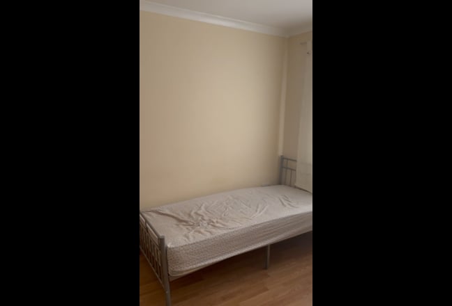 A Spacious Double Room Available Main Photo