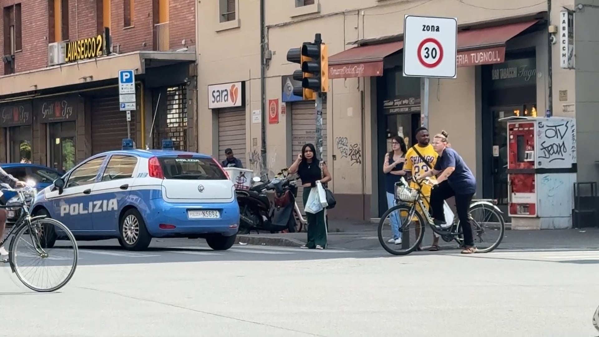 Arresto in Bolognina, ferito un agente