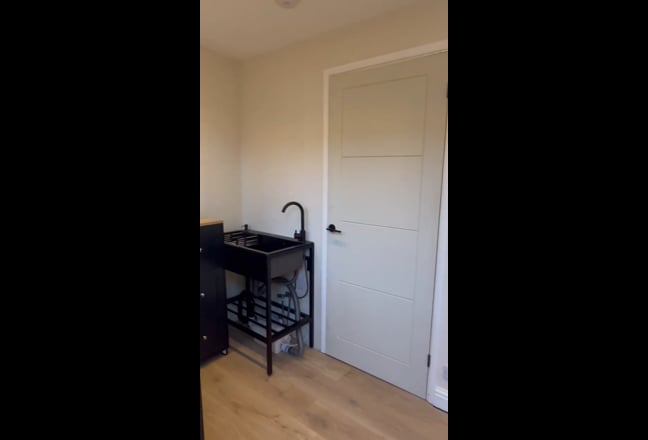 Studio room fully furnished and ensuite bathroom Main Photo
