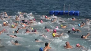 La travessa de natació de l'Escala supera els 900 participants