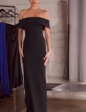 Vidéo: Robe de soirée longue et ajustée avec encolure bandeau Vidéo: Robe de soirée longue et ajustée avec encolure bandeau
