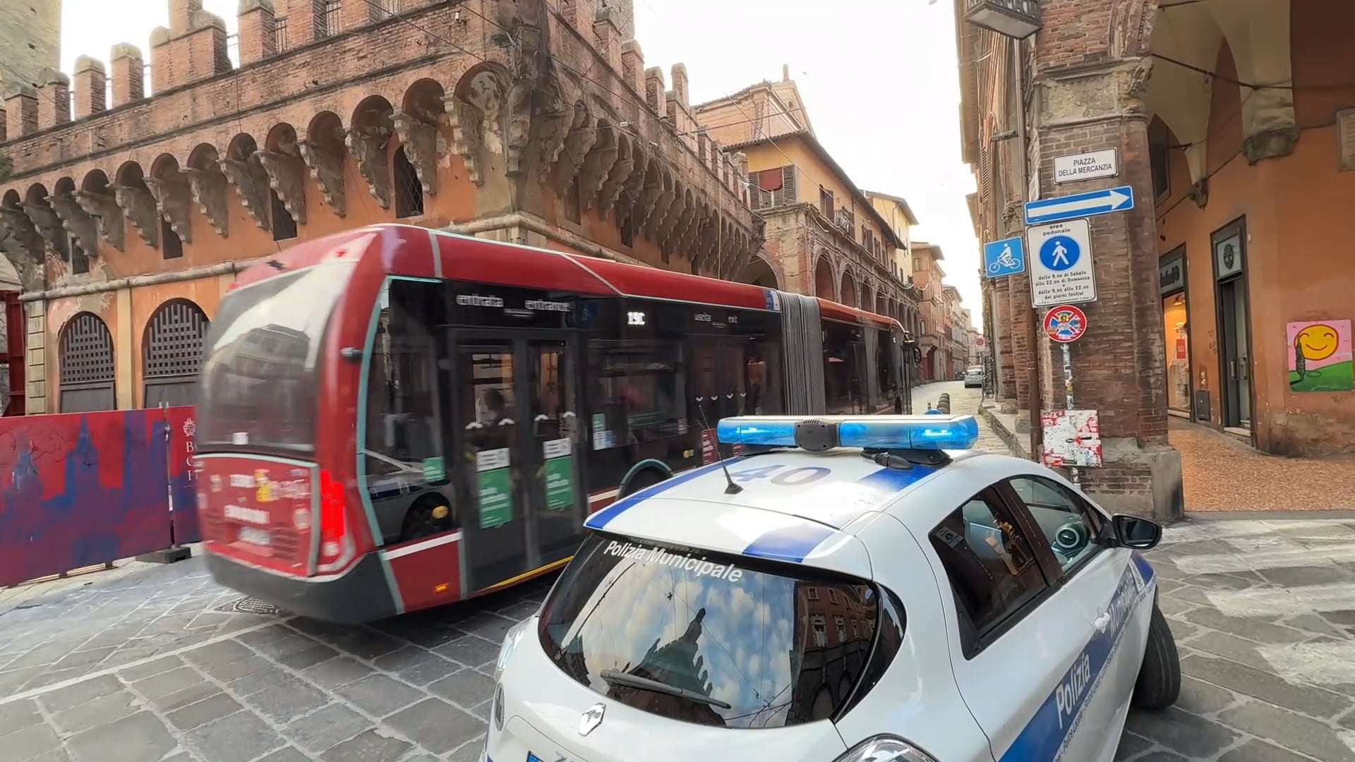 Nuovo cantiere sotto le due torri: serve a risistemare i basoli in piazza della Mercanzia