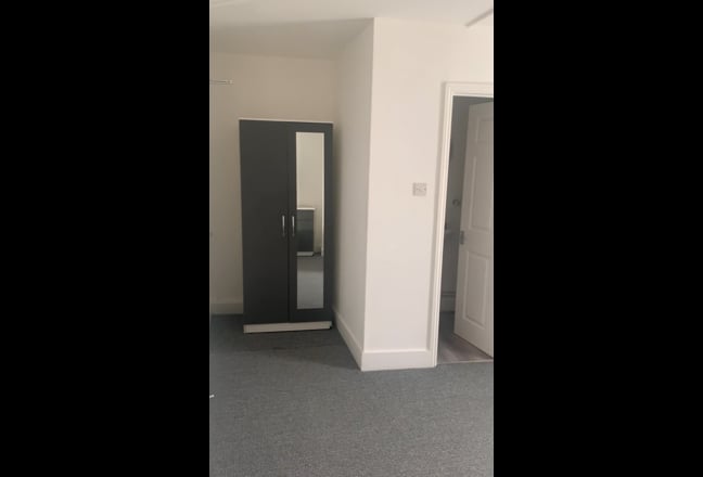 Modern Furnished Room with Private Ensuite Main Photo