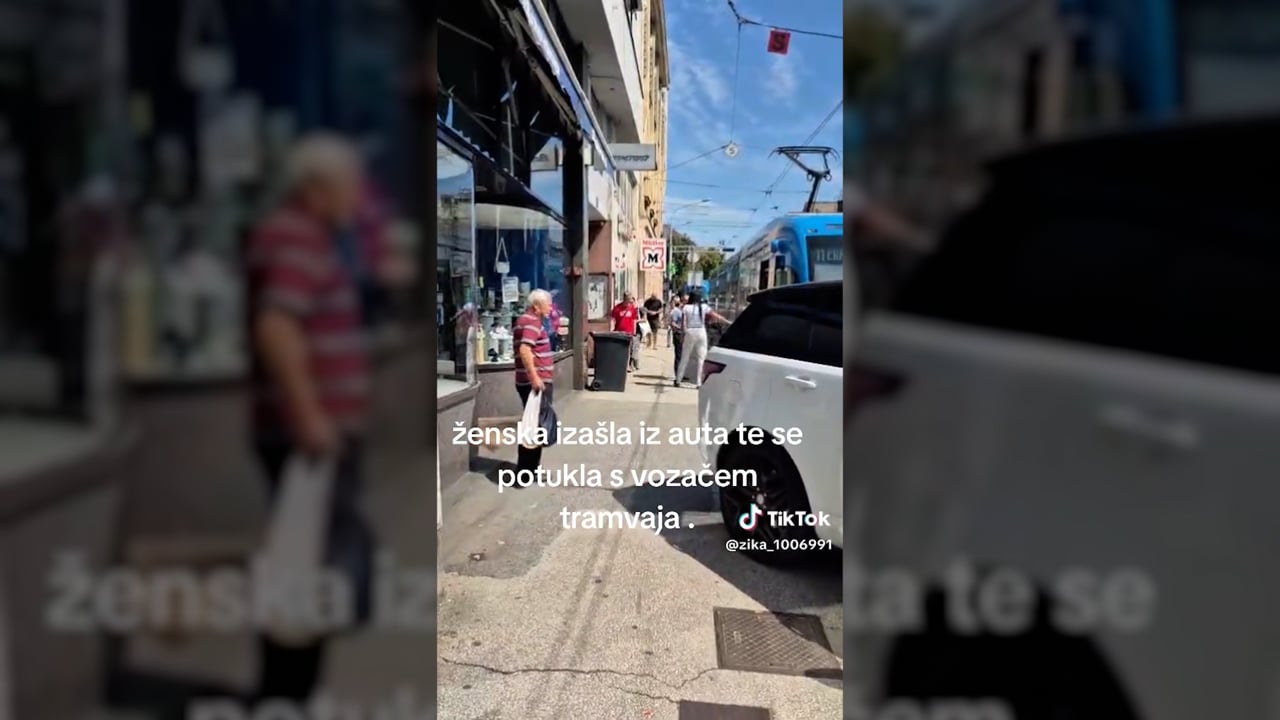 Objestna voznica blokirala pot tramvaju in fizično obračunala z voznikom