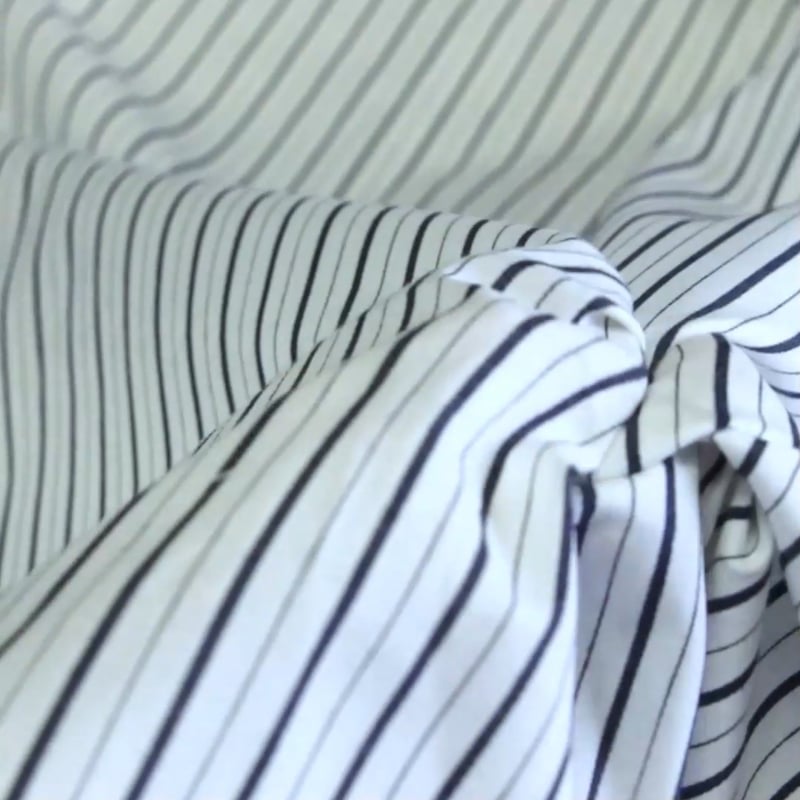 Vidéo: Popeline 100% coton - Rayure alternée bleu marine