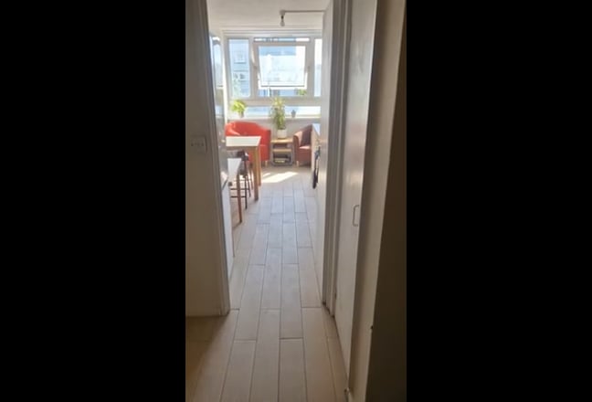 Bright bedroom nr Battersea Park female flatmates  Main Photo