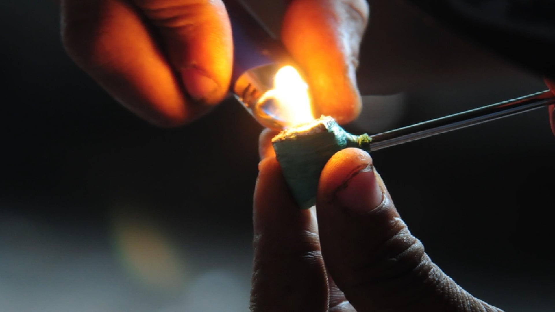 Il comune di Bologna distribuisce gratuitamente pipe per consumare crack. Scoppia la polemica