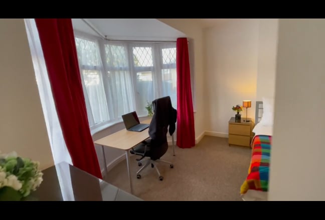 Large Bedroom/Parking/Cleaner/Garden Main Photo