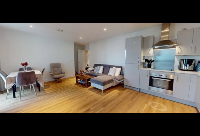 Bright double bedroom in spacious 2-bed flat.  Main Photo