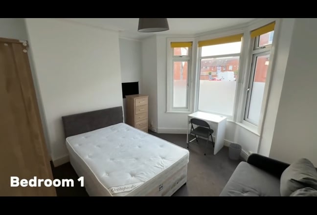 Ensuite room available close to the race course.  Main Photo