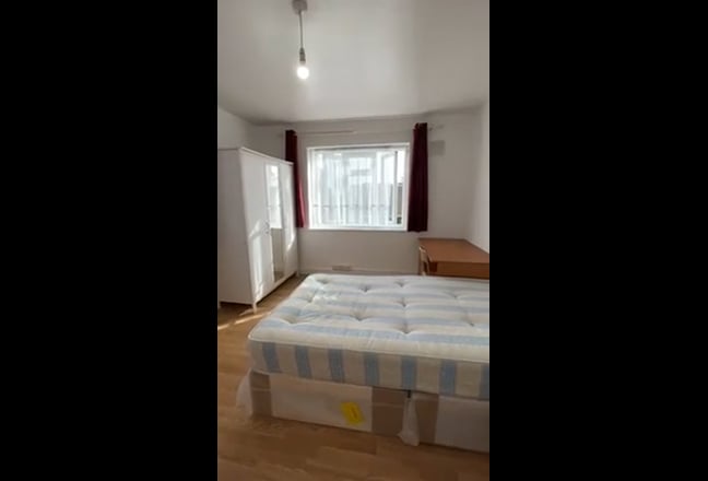 Double room available in a 3 bedroom flat Main Photo