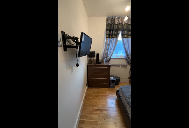 Spacious single room - 5 mins from tube (Zone 2/3) Main Photo