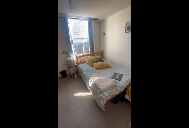 Double Room in Clapham North/Stockwell Flat Main Photo