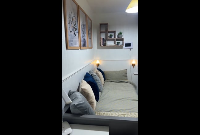 Cosy single bed with private shower room Main Photo