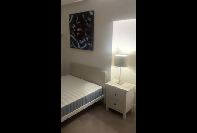 Large double bedroom close to Ealing Broadway Main Photo