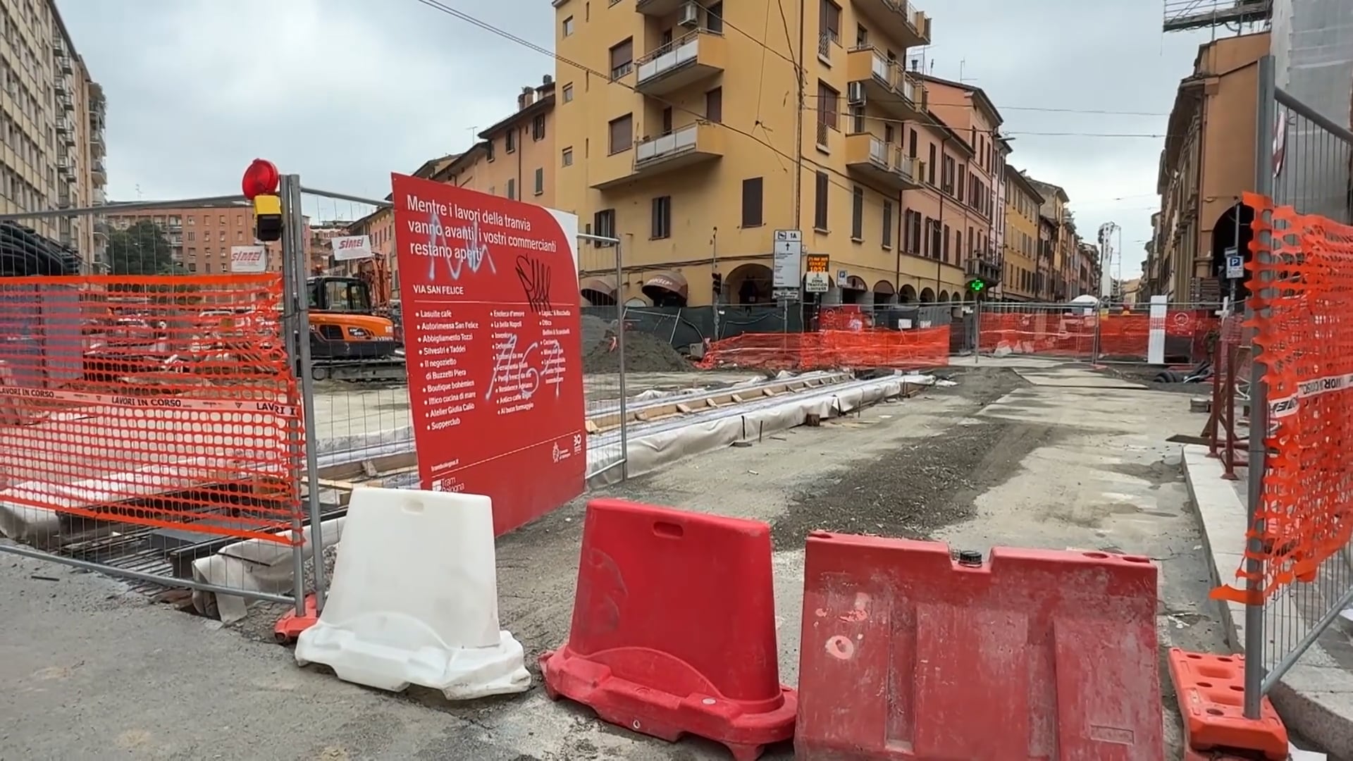 Il cantiere del tram in via San Felice è in ritardo di un mese