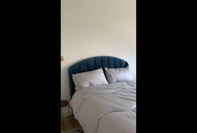 Double room faced to garden in 2 bedroom flat.  Main Photo