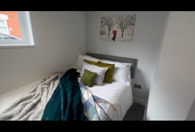 Video 1: Good sized double bedroom with en-suite now available