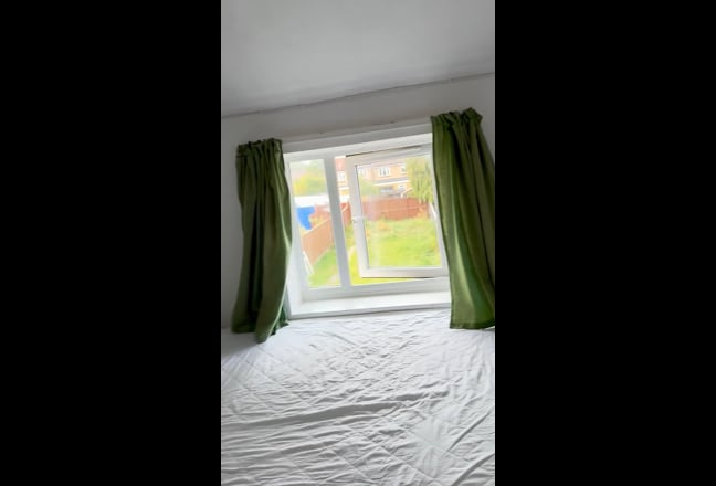 One  room with double bed  in a 3 bedroom flat Main Photo