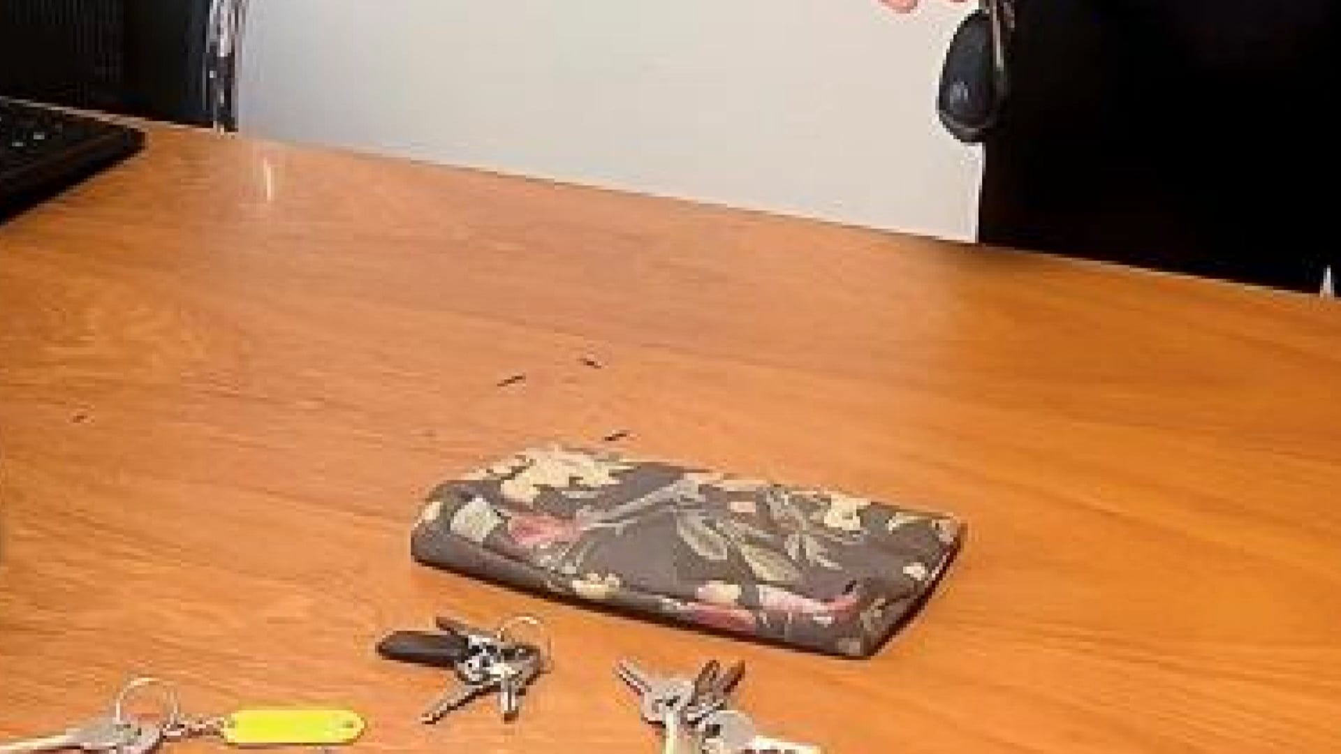 Addetto delle pulizie riconosce l’astuccio: “Sono stato derubato mercoledì”