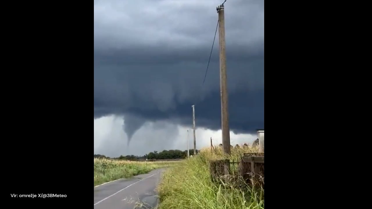 Močno deževje povzročilo kaos v Dalmaciji, v Italiji tornado