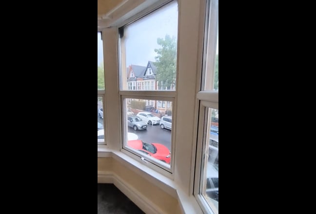 Large- 1 bed u/f flat, Roath Park, parking,  Main Photo