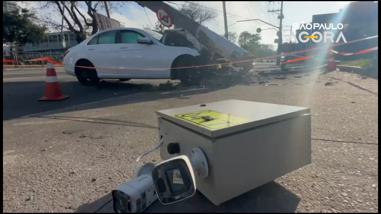 Motorista perde controle de Mercedes e atinge poste na Zona Leste de São Paulo