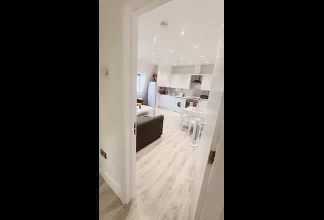 🏡  Well-Maintained and Spacious Flat to Share! Main Photo