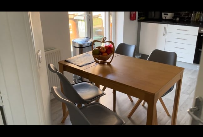 Huge Executive  Bedroom with En-Suite Available Main Photo